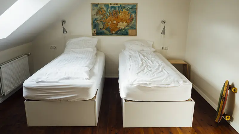 Simple twin room with two single beds